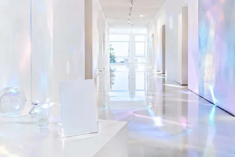 Carte blanche sur présentoir à l'entrée d'une galerie lumineuse, métaphore du fichier llms.txt