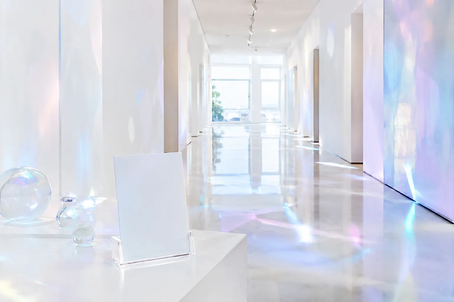 Carte blanche sur un présentoir à l'entrée d'une galerie lumineuse, métaphore du fichier llms.txt : est-ce utile ?